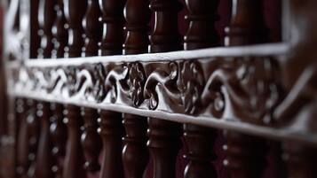 Un gros plan d’une balustrade en bois ornée de sculptures complexes.