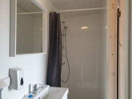 Casa de campo, 1 habitación | Baño | Ducha, toallas, jabón y champú