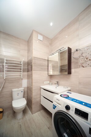 Departamento | Baño | Tina con regadera, toallas, jabón, papel de baño 