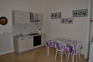 Comfort Studio | Private kitchen | Fridge, microwave, stovetop, cookware/dishes/utensils - Veroalex (Abbadia Lariana)