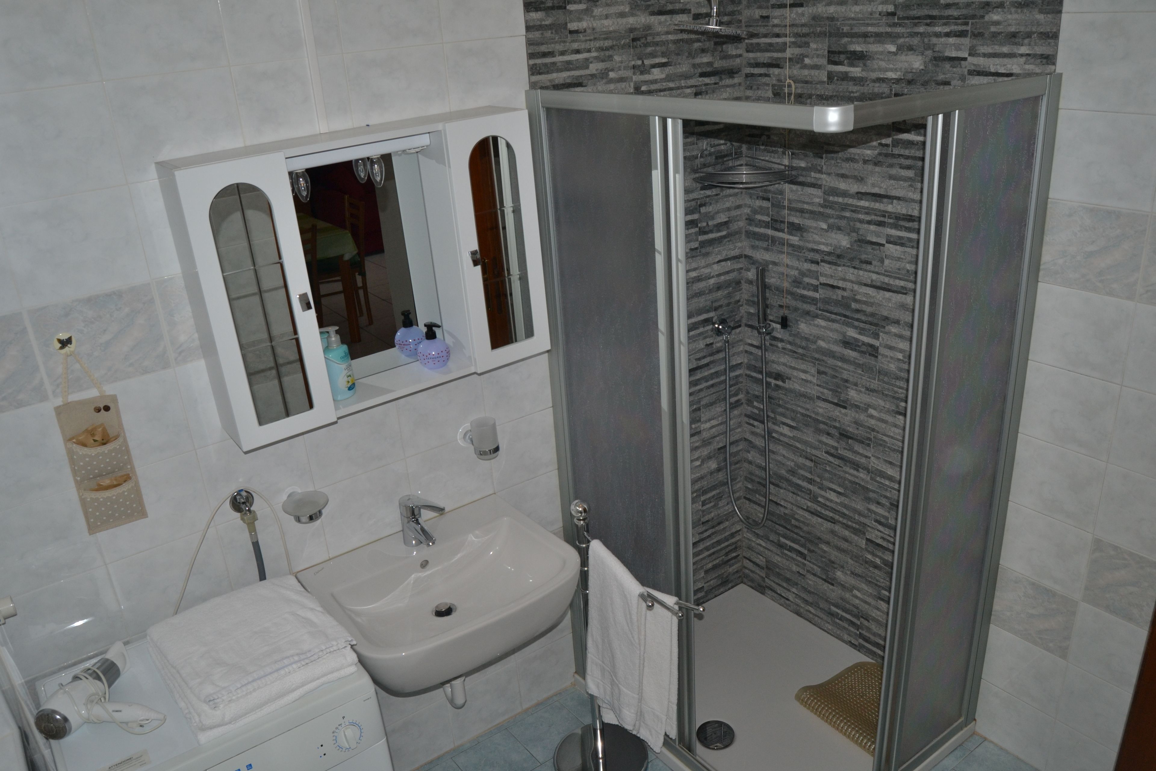 Studio | Badezimmer | Dusche, Bidet, Handtücher, Seife