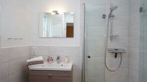 Dusche, Haartrockner, Handtücher, Seife
