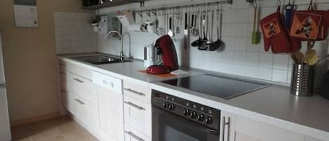 Kühlschrank, Mikrowelle, Ofen, Geschirrspüler