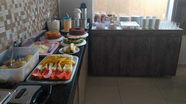 Ein reichhaltiges Buffet mit verschiedenen Speisen und Getränken.