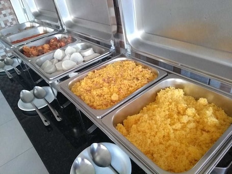Café da manhã com buffet grÔtis todos os dias