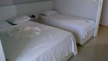 Habitación triple | Escritorio, cortinas opacas, tabla de planchar con plancha y wifi gratis