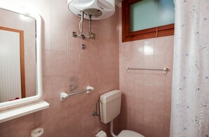 Appartement, 1 slaapkamer | Badkamer | Een douche, een bidet