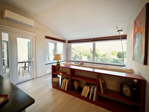 Appartement, 2 chambres | Salle de séjour | Télévision à écran plat