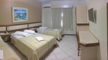 Cortinas blackout, Wi-Fi de cortesia, roupa de cama