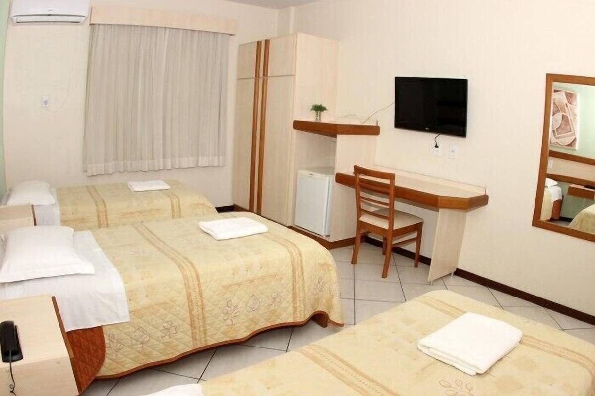Cortinas blackout, wifi gratis y ropa de cama