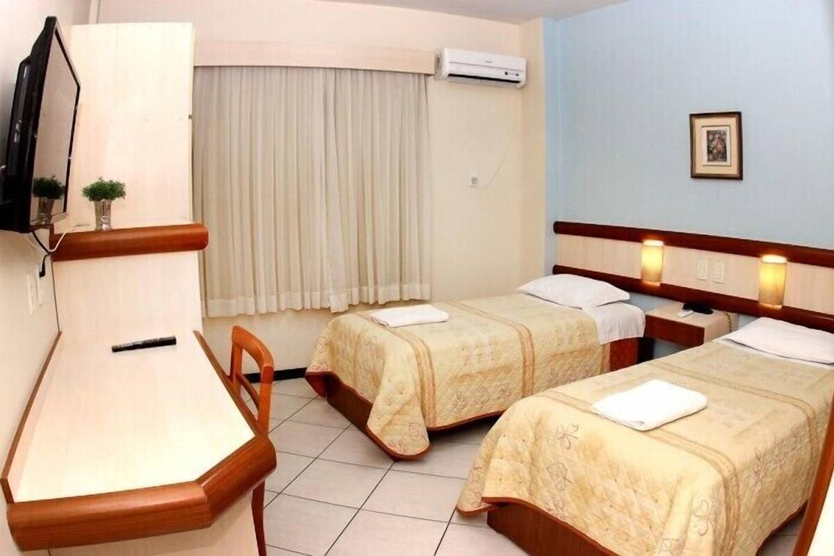 Cortinas blackout, wifi gratis y ropa de cama