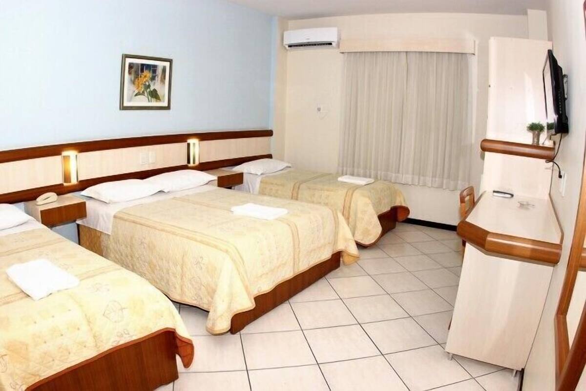 Cortinas blackout, wifi gratis y ropa de cama