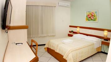 Cortinas blackout, Wi-Fi de cortesia, roupa de cama