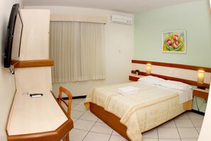 Blackout drapes, free WiFi, bed sheets - Hotel Veneza (Brusque)