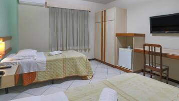 Cortinas opacas, wifi gratis, ropa de cama
