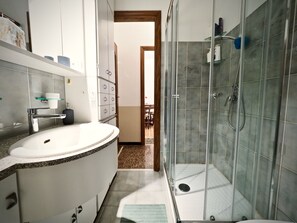 Appartement, 3 chambres | Salle de bain | Douche, sèche-cheveux, bidet, serviettes fournies
