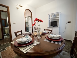 Apartment, 3 Schlafzimmer | Essbereich im Zimmer
