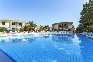 Piscine extérieure en saison, parasols, chaises longues