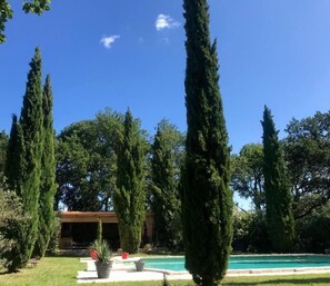 Piscina externa sazonal, espreguiçadeiras