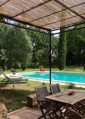 Seasonal outdoor pool, pool loungers - Domaine du Commandeur (Mondragon)