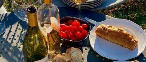 Un pique-nique avec divers aliments et boissons disposés sur une table.