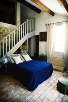 Escritorio, decoración personalizada y ropa de cama 