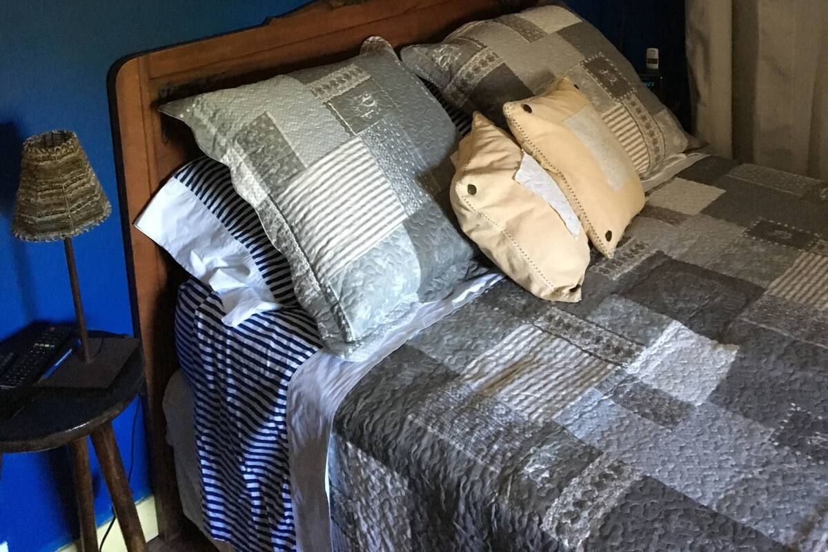 Kamar (de Juana) | Didekorasi berbeda-beda, meja kerja, dan seprai linen