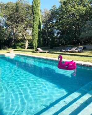 Seasonal outdoor pool, pool loungers - Domaine du Commandeur (Mondragon)