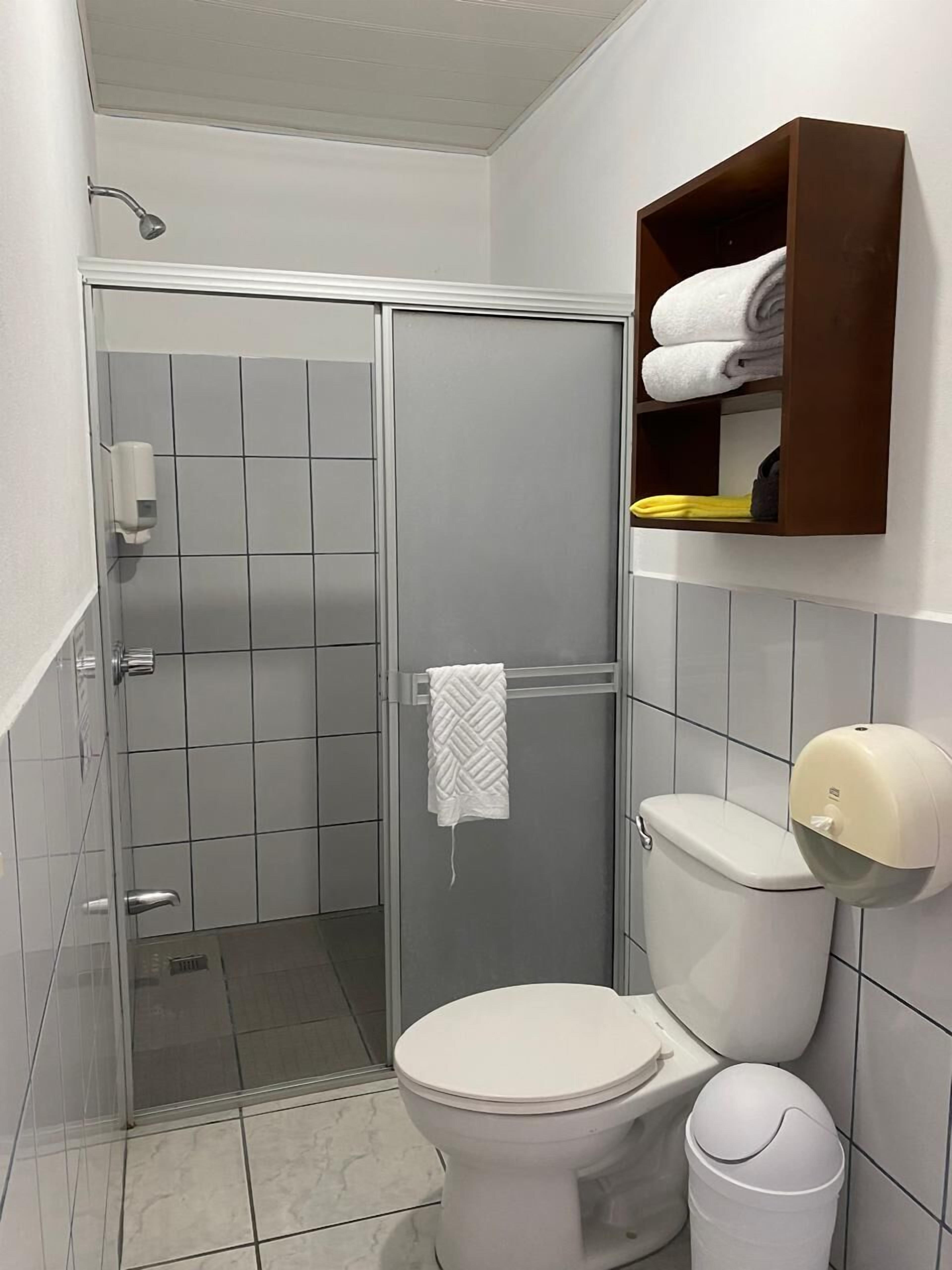 ห้องอีโคโนมีสำหรับสี่ท่าน | ห้องน้ำ | ฝักบัว, ผ้าเช็ดตัว, สบู่, ยาสระผม