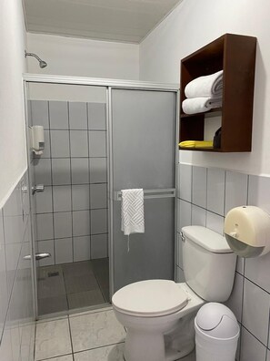 Economy Quadruple Room | Bathroom - Hotel Alicia (La Fortuna)