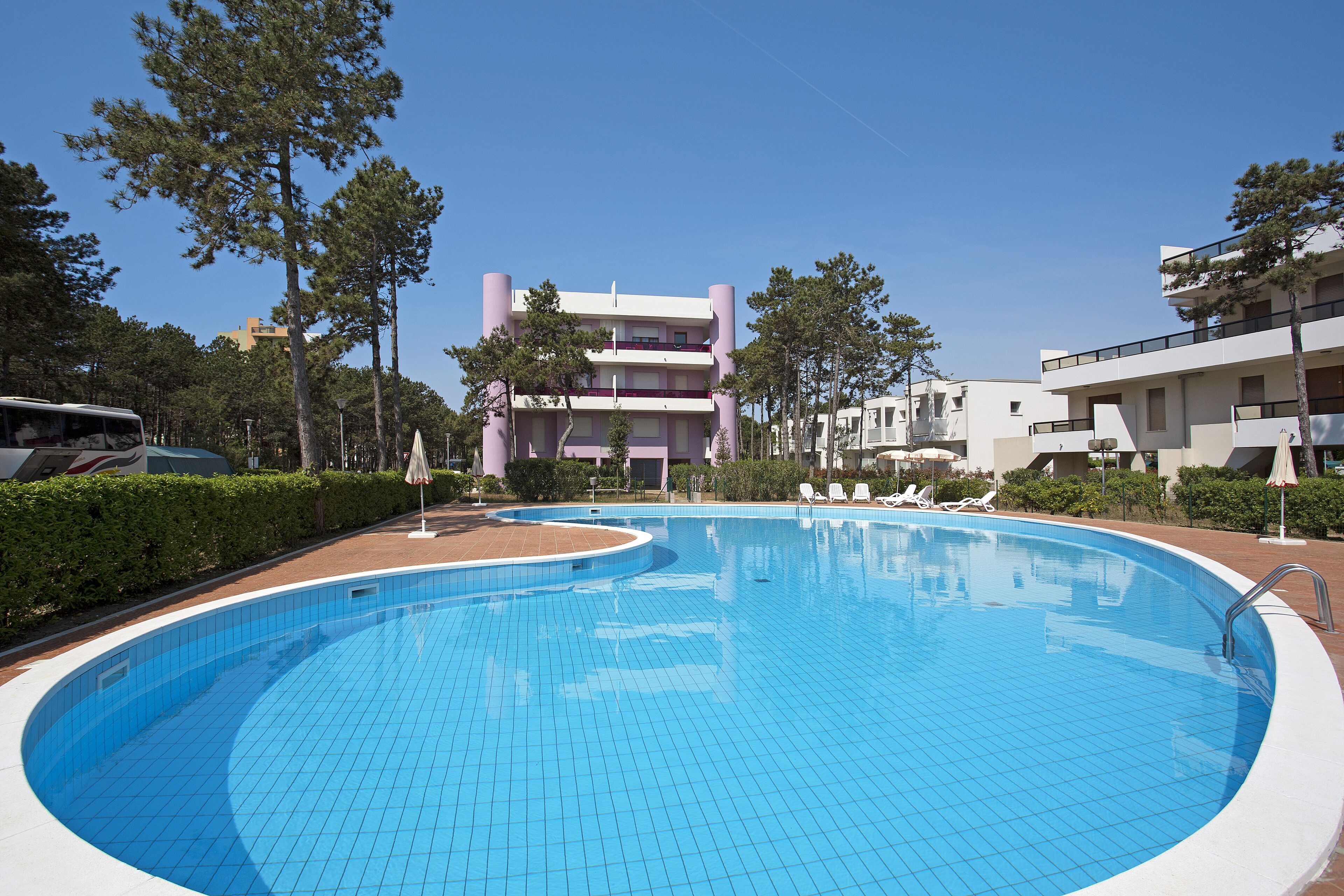 Außenpool (je nach Saison geöffnet), Sonnenschirme, Liegestühle