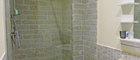 Chambre double | Salle de bain | Douche, articles de toilette (gratuits), séchoir à cheveux, bidet