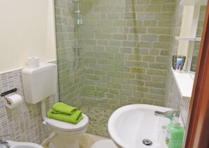 Quarto casal | Banheiro | Chuveiro, produtos de toalete grátis, secador de cabelo, bidê