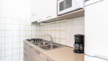 Departamento estándar, 1 habitación | Cocineta privada | Refrigerador, parrilla de estufa y utensilios de cocina