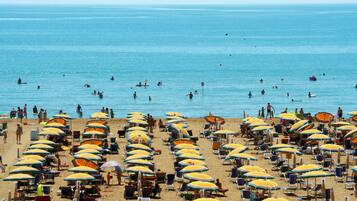 Playa en los alrededores, camastros y sombrillas
