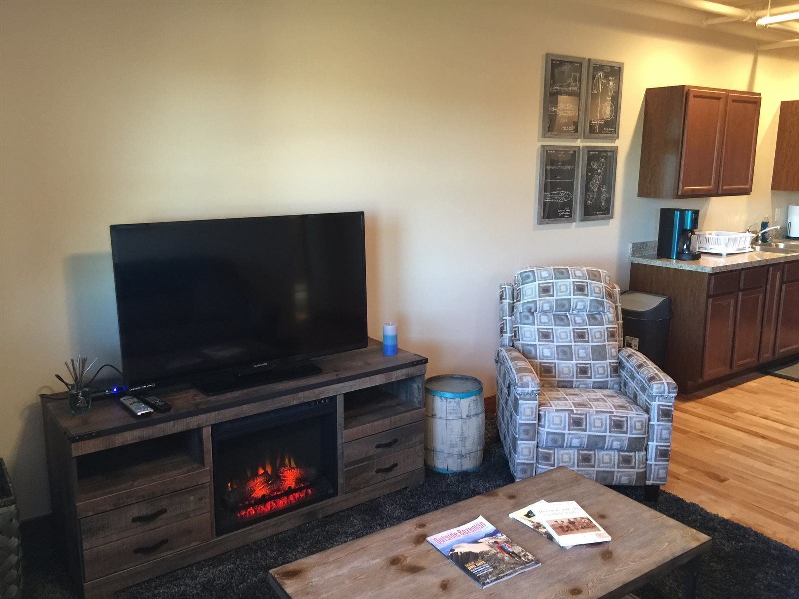 Nhà | Phòng khách | TV màn hình phẳng, lò sưởi, đầu đĩa DVD 