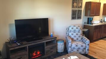 Rumah | Ruang keluarga | TV layar datar, perapian, dan pemutar DVD