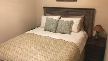 House | 1 bedroom, desk, free WiFi, bed sheets