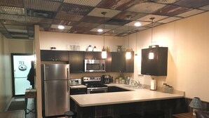 Maison | Cuisine privée | Cafetière/bouilloire, réfrigérateur, micro-ondes, plaque de cuisson