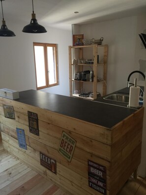 Kühlschrank, Herdplatte, Wasserkocher mit Kaffee-/Teezubehör
