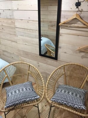 Bàn, màn/rèm cản sáng, phòng cách âm, bàn ủi/dụng cụ ủi quần áo