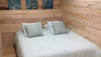 Double or Twin Room | Desk, blackout drapes, soundproofing, iron/ironing board