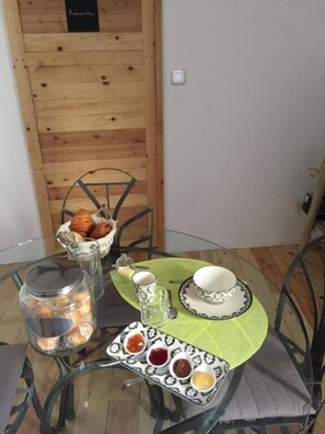 Shared fridge, stovetop, coffee/tea maker, electric kettle - Maison d'hotes La Voute (Volonne)