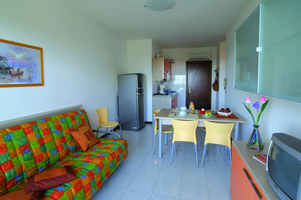 Departamento clásico, 2 habitaciones | Área de sala de estar | Televisión de 22 pulgadas con canales digitales