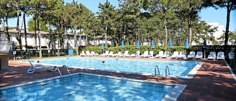 Piscine extérieure (ouverte en saison), parasols de plage