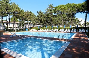 Seasonal outdoor pool, pool umbrellas, sun loungers - Residence Rialto (San Michele al Tagliamento)