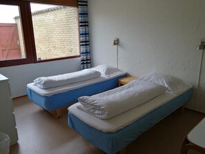 Eenvoudige kamer, 1 twee- of 2 eenpersoonsbedden | Individueel gedecoreerd, extra bedden, beddengoed