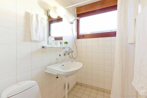 Eenvoudige kamer, 1 twee- of 2 eenpersoonsbedden | Badkamer | Een douche, handdoeken, toiletpapier