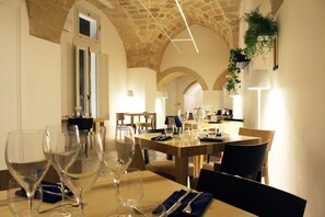 供应午餐和晚餐，花园景观