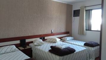 Quarto quádruplo família | Frigobar, escrivaninha, quartos à prova de som, Wi-Fi de cortesia